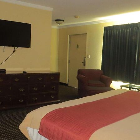 Travelodge By Wyndham Stratton Exterior photo