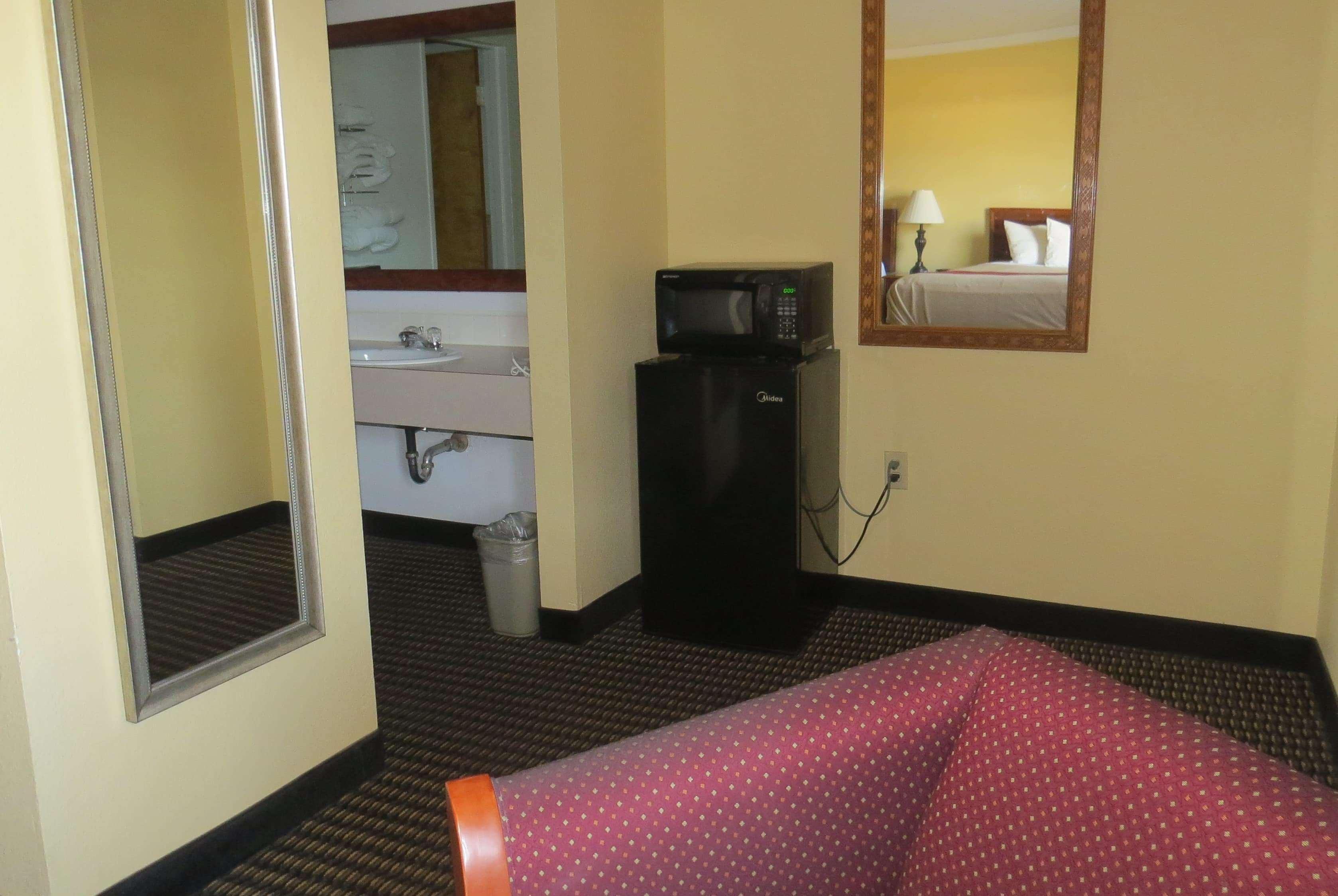 Travelodge By Wyndham Stratton Exterior photo